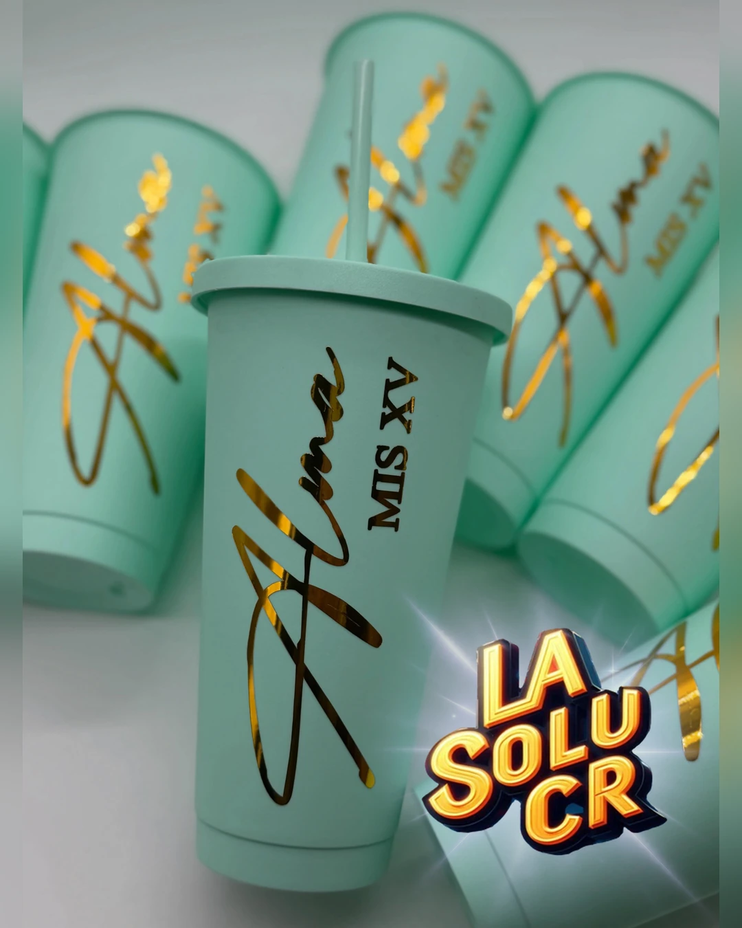 Vasos menta personalizados con nombres dorados y logo de La Solu CR